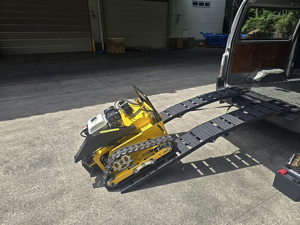 クローラー式のラジコン草刈機