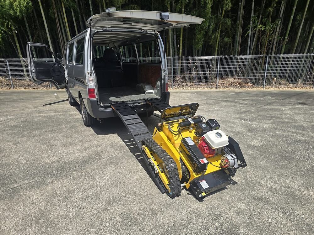 ワンボックス車から降ろすラジコン草刈機